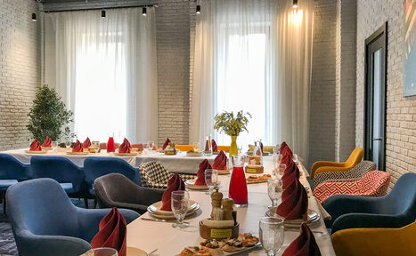 Арендовать АндерСон Малый банкетный зал с яркими картинами