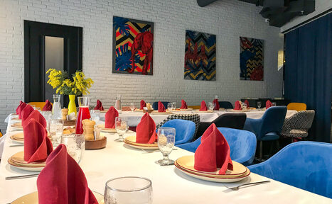 Арендовать АндерСон Малый банкетный зал с яркими картинами