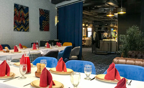 Арендовать АндерСон Малый банкетный зал с яркими картинами