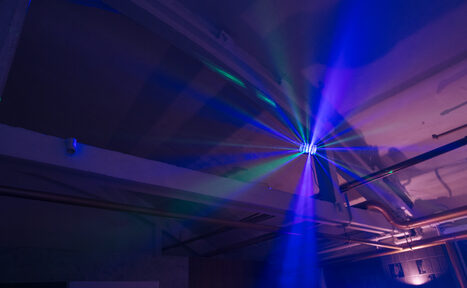 Арендовать Светлый лофт со светомузыкой и барной стойкой