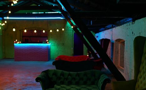 Арендовать Conductor Lofts неоновый с барной стойкой