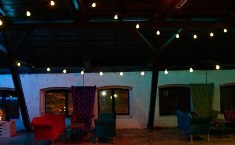 Арендовать Conductor Lofts неоновый с барной стойкой