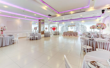 Арендовать Ресторан Amulet. Светлый банкетный зал с открытым балконом