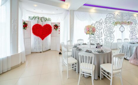 Арендовать Ресторан Amulet. Светлый банкетный зал с открытым балконом