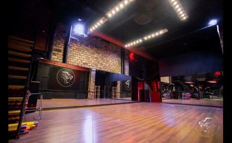 Арендовать BLACK PANTHER ARENA Универсальный лофт с зеркальной стеной