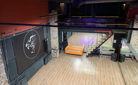 Арендовать BLACK PANTHER ARENA Универсальный лофт с зеркальной стеной