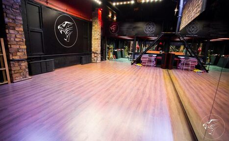 Арендовать BLACK PANTHER ARENA Универсальный лофт с зеркальной стеной