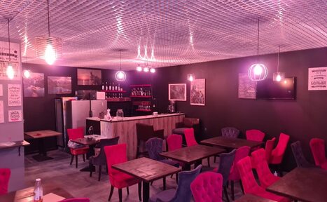 Арендовать Лофт-бар с яркими креслами