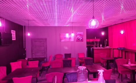 Арендовать Лофт-бар с яркими креслами