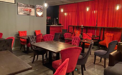 Арендовать Лофт-бар с яркими креслами