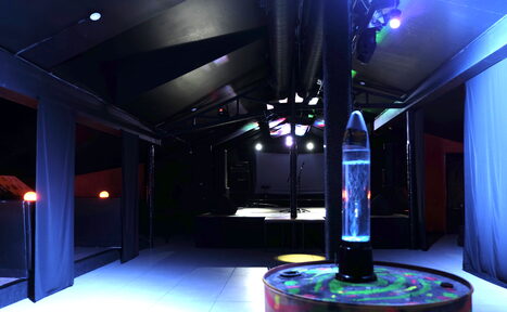 Арендовать Клуб с профессиональным оборудованием и сценой