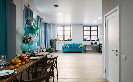 Арендовать Лофт-конструктор с мягкими диванами