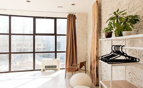 Арендовать Сонора Белый зал с лестницей и панорамным окном