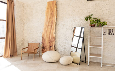 Арендовать Сонора Белый зал с лестницей и панорамным окном