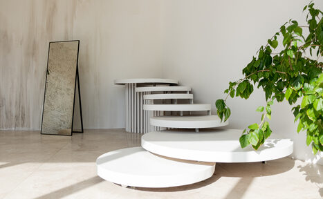 Арендовать Сонора Белый зал с лестницей и панорамным окном