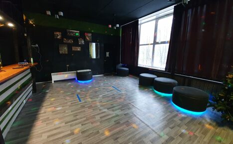 Арендовать Черный лофт с большой барной стойкой