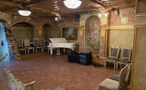 Арендовать Банкетный зал с белым роялем