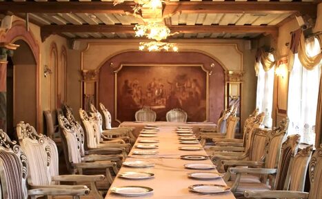 Арендовать Банкетный зал с белым роялем