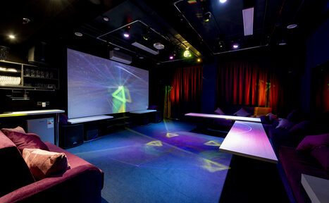 Арендовать Зеркальный Лофт с Караоке и светомузыкой