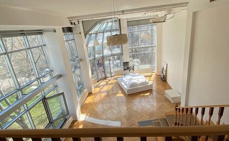 Арендовать Просторная фотостудия с несколькими залами 