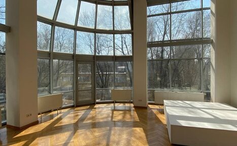 Арендовать Просторная фотостудия с несколькими залами 