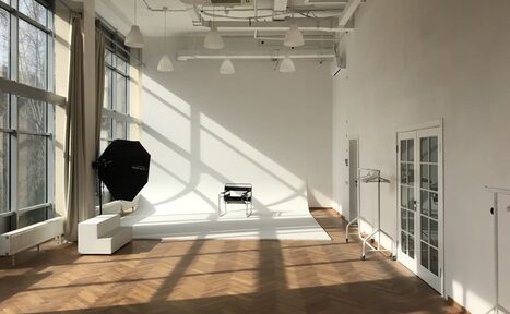 Арендовать Просторная фотостудия с несколькими залами 