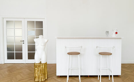 Арендовать BANG Просторный светлый зал с высокими потолками