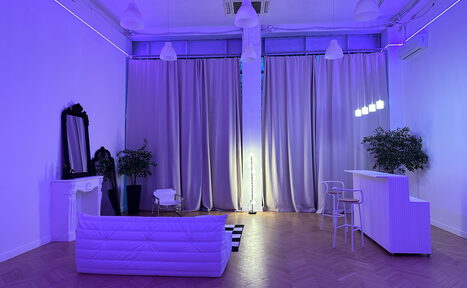 Арендовать BANG Просторный светлый зал с высокими потолками