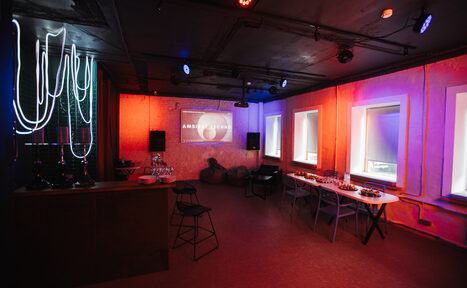 Арендовать Лофт Santa с большими окнами. Барная стойка с кальянами и неоновой лентой. Столы, стулья. Проектор