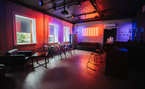 Арендовать Лофт Santa с большими окнами. Барная стойка с кальянами. Накрытые столы, стулья. Диван. Кондиционер