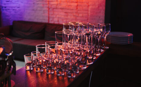 Арендовать Лофт Santa с большими окнами. Посуда на браной стойке. Неоновые лампы на стене