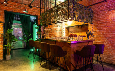 Арендовать Лофт со сценой. Диваны. Небольшой стол. Декоративный камин