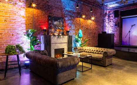 Арендовать Лофт со сценой. Широкая барная стойка с барными стульями