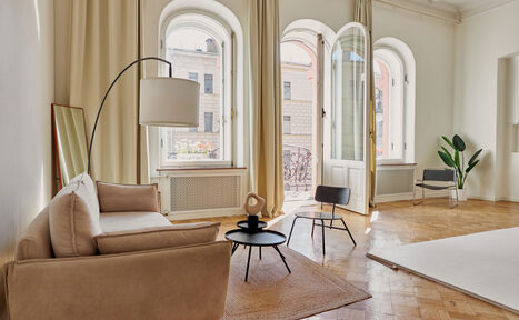 Арендовать Светлый зал с белой циклорамой и балконом