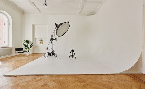 Арендовать Светлый зал с белой циклорамой и балконом