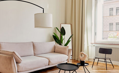 Арендовать Светлый зал с белой циклорамой и балконом