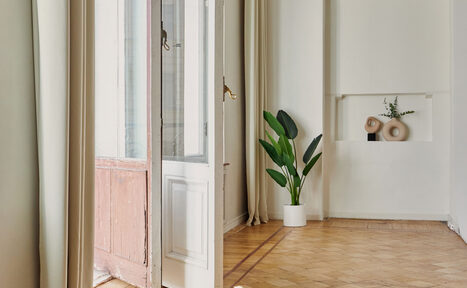 Арендовать Светлый зал с белой циклорамой и балконом