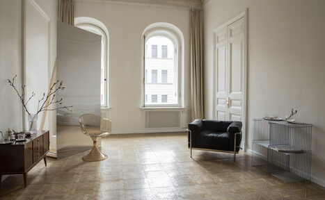 Арендовать Светлый зал с белой циклорамой и балконом