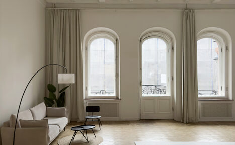 Арендовать Светлый зал с белой циклорамой и балконом