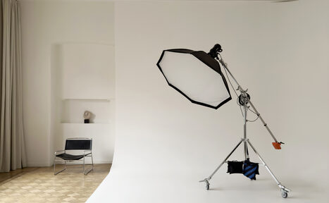 Арендовать Светлый зал с белой циклорамой и балконом