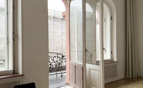 Арендовать Светлый зал с белой циклорамой и балконом