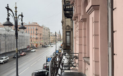 Арендовать Светлый зал с белой циклорамой и балконом