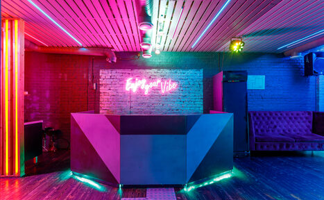Арендовать Дизайнерское лофт-пространство с неоновой подсветкой