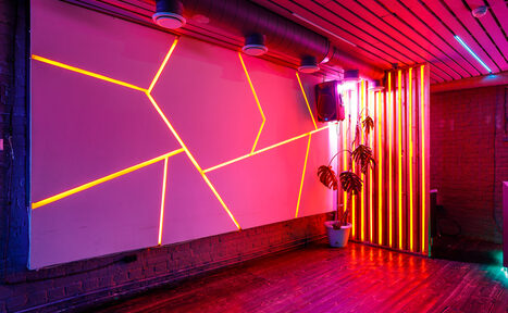 Арендовать Дизайнерское лофт-пространство с неоновой подсветкой