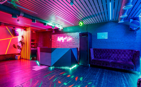 Арендовать Дизайнерское лофт-пространство с неоновой подсветкой