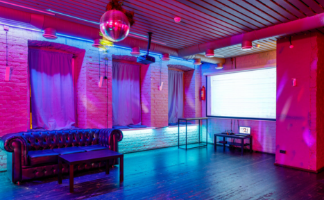 Арендовать Дизайнерское лофт-пространство с неоновой подсветкой