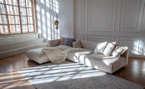 Арендовать Светлый зал с камином и большими окнами