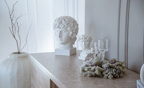 Арендовать Светлый зал с камином и большими окнами