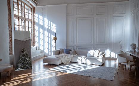 Арендовать Светлый зал с камином и большими окнами