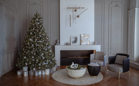 Арендовать Светлый зал с камином и большими окнами